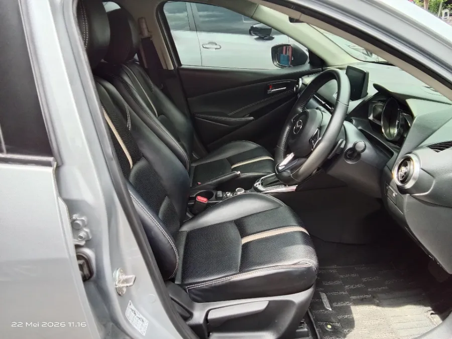 Foto Mobil Bekas Kabin Depan Mazda 2 1.5 GT Skyactiv tahun 2019